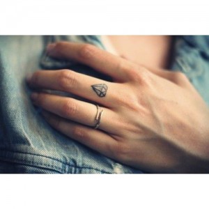 Minimal-Finger-Diamond-Tattooideas